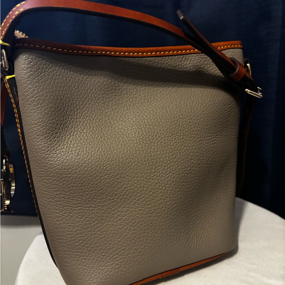 EUC Dooney & Burke Pebble Grain Small Zip Sac - Taupe- perfect condition - Picture 3 of 15